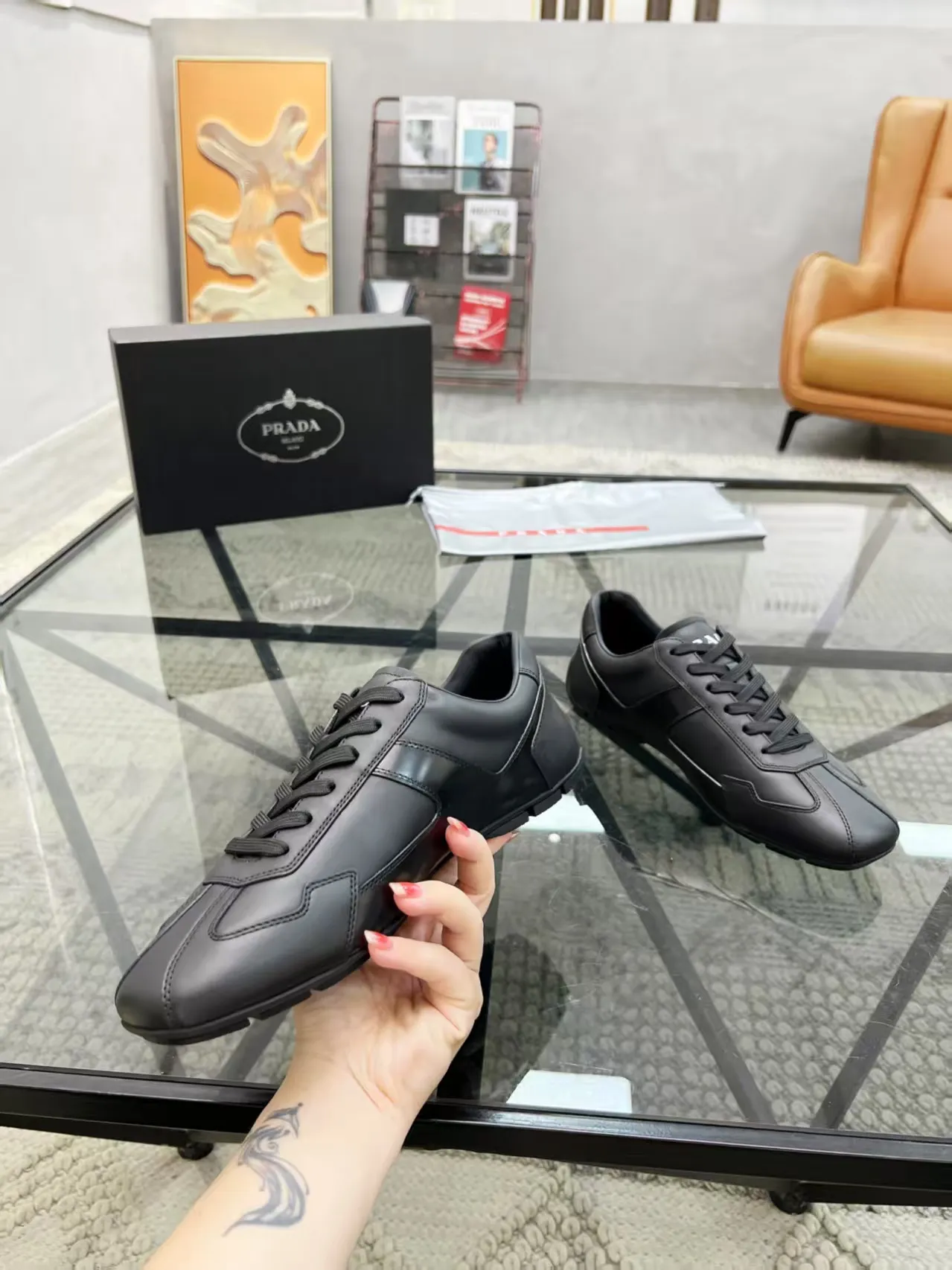 Factory P440💰Prada new men's genuine leather sports shoes, the highest version on the market, any comparison is welcome🆚! The original leather has excellent texture and is super high-end! Fetal sheep net lining imported from Italy, removable pad! Luxurious materials and fine workmanship, highly recommended! Code number: 38--45